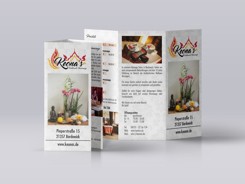 Informationsflyer von Keona&rsquo;s Thai Massage nebeneinander aufgestellt.