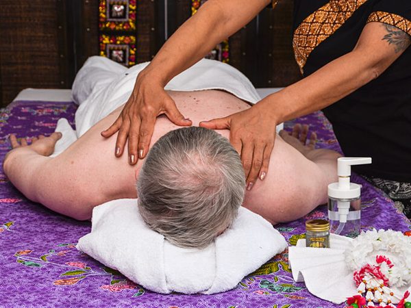 Rücken- und Nackenmassage auf einer Massagematte.