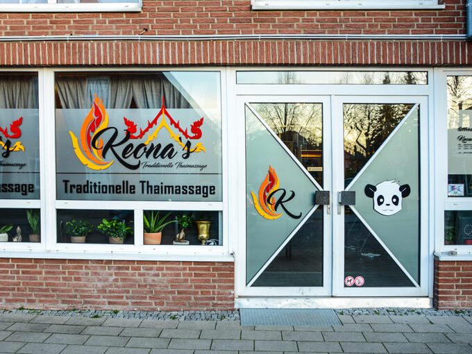 Eingangstür des Studios mit dem Schriftzug Keona&rsquo;s Traditionelle Thaimassage.